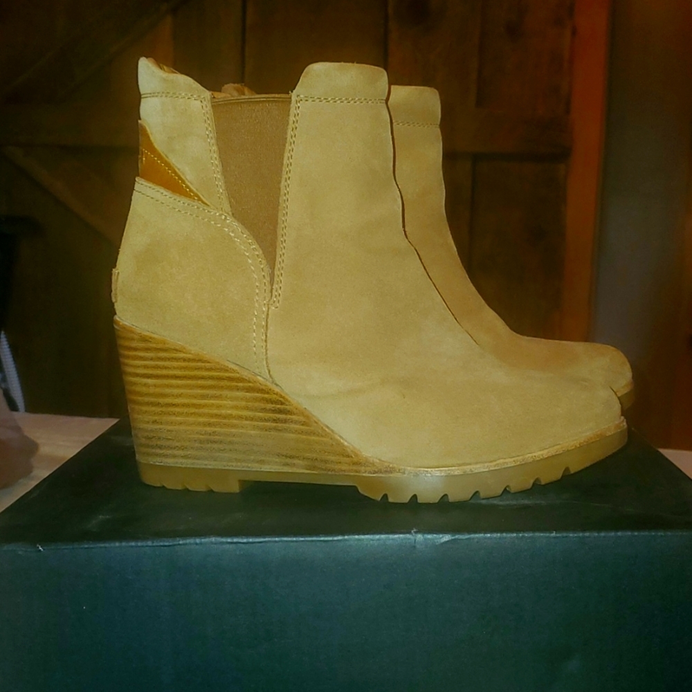 Sorel wedge tan bootie sz 8